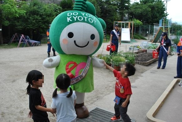 子どもたちとエコちゃん