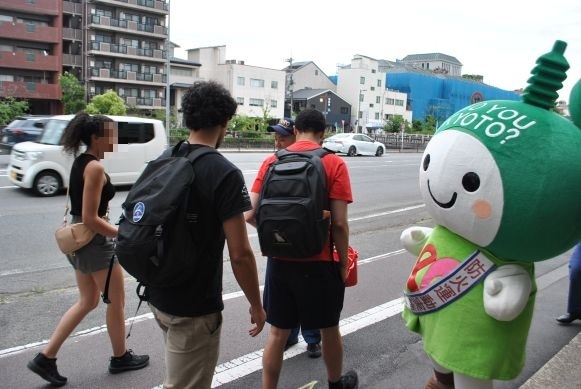 外国人観光客とエコちゃん