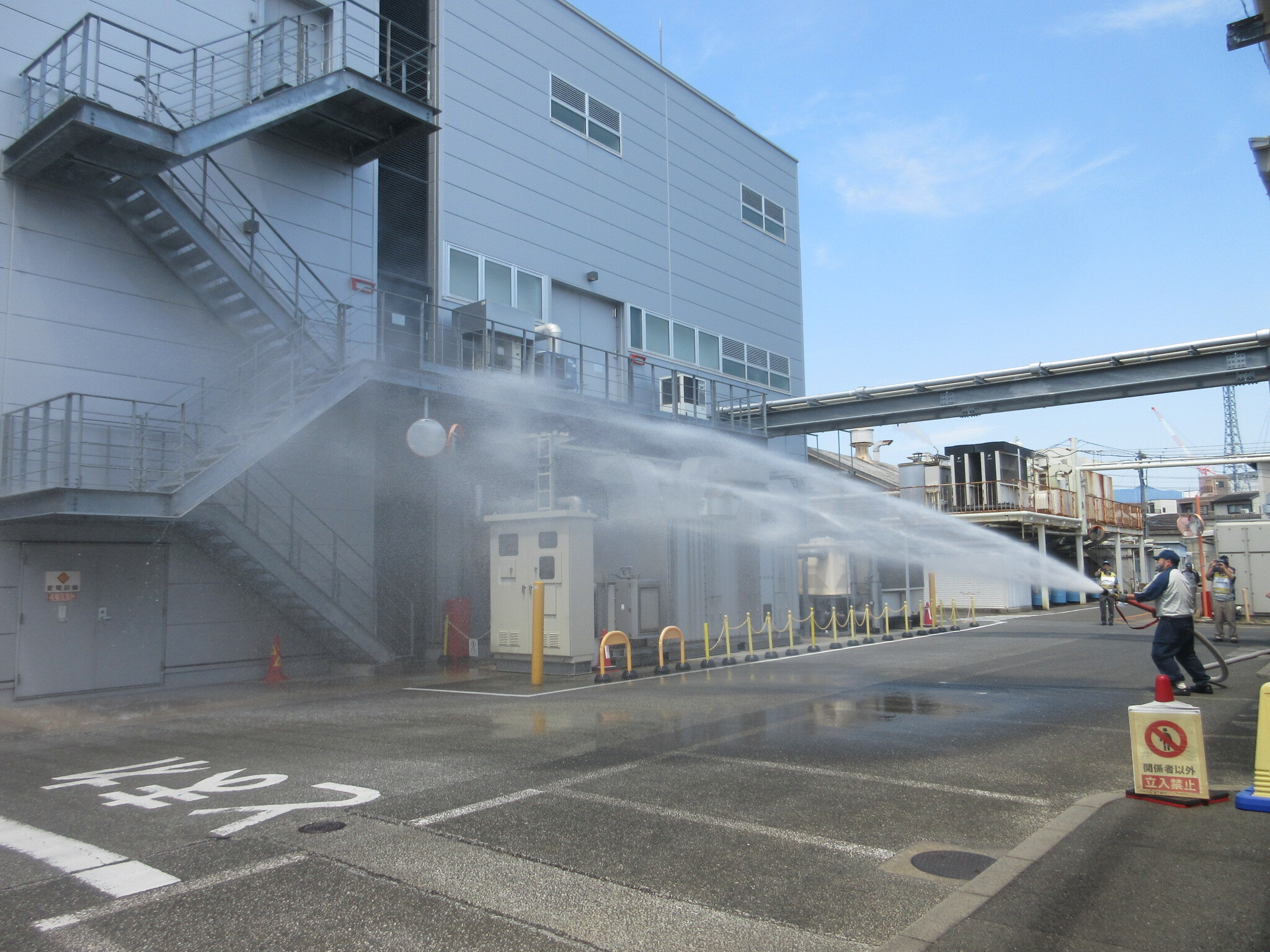 自衛消防隊の放水