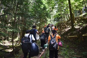 山道を力強く行進するジュニア団員