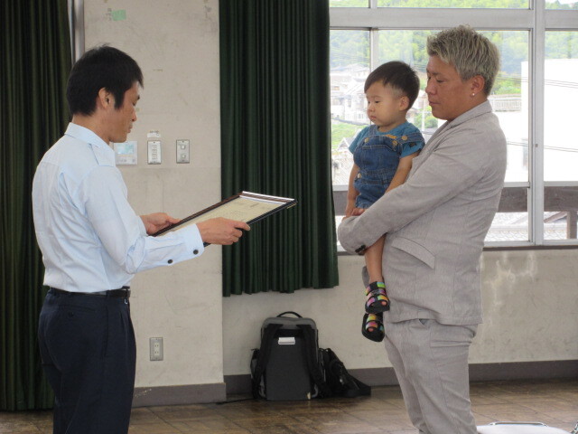 池上さんはかわいい御家族と一緒に感謝状をしっかり受け取っていただきました