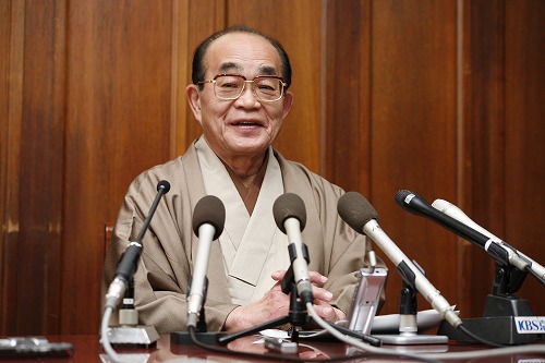 会見で発言する桝本市長