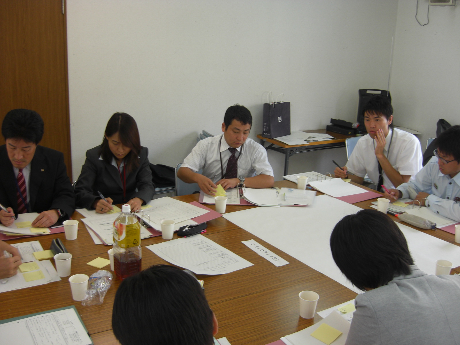 市民アンケートの質問項目を検討している様子です。