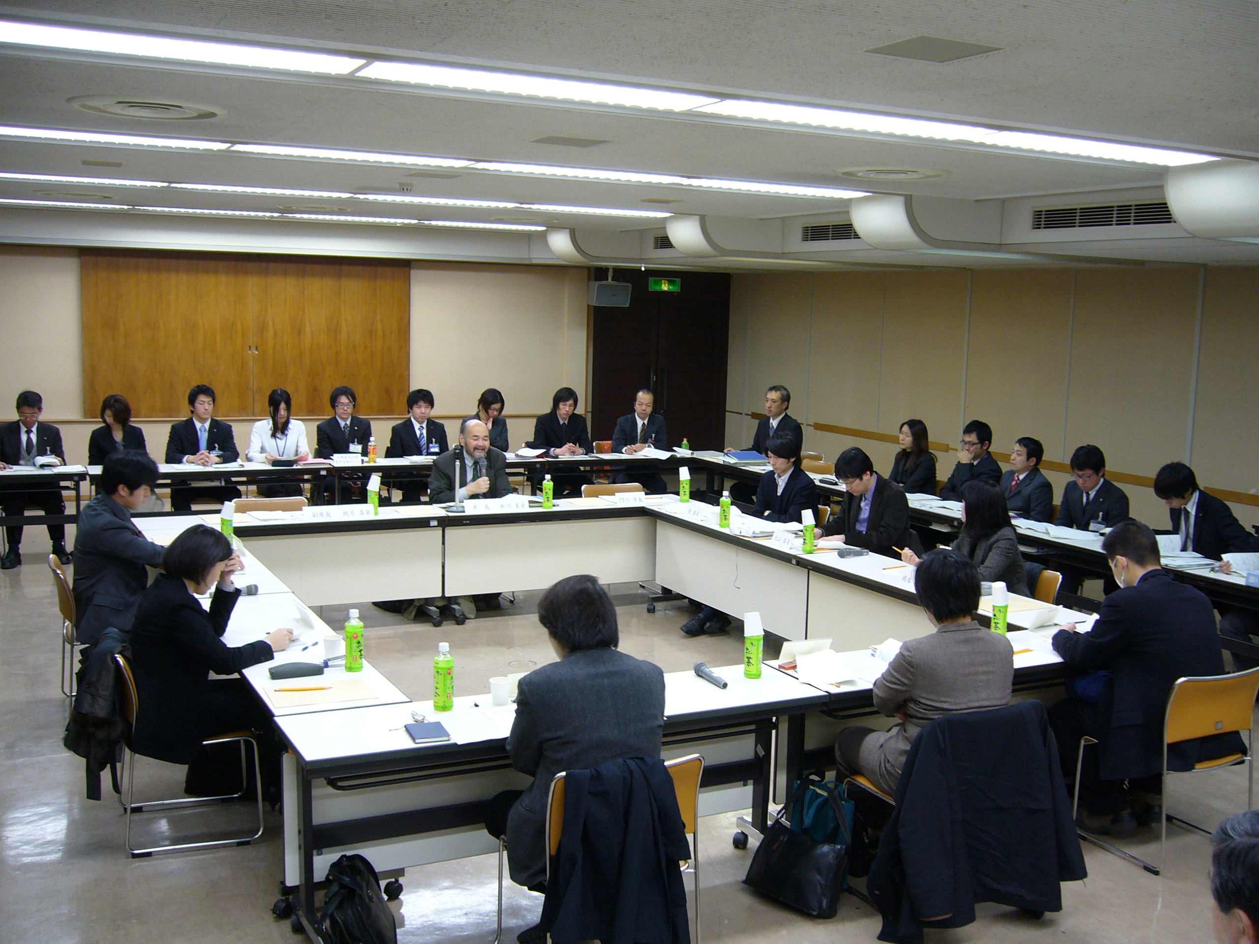 会議風景です。支援チームが委員を取り囲む配席としました。
