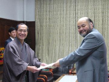 新川座長から門川市長に中間報告書が手渡されました。