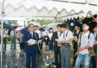 友好記念碑除幕式開会挨拶写真