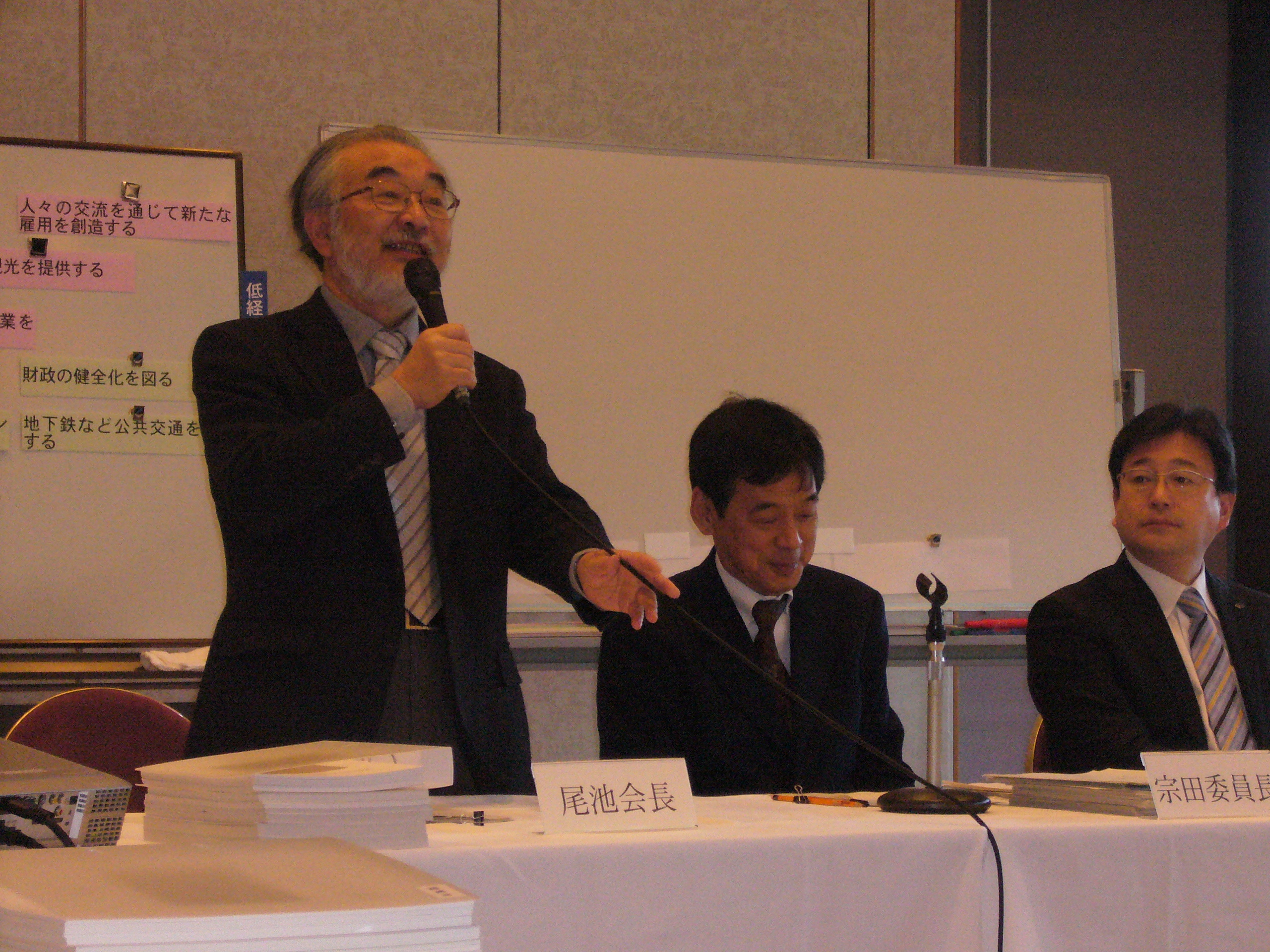 開会のあいさつを述べられる尾池会長