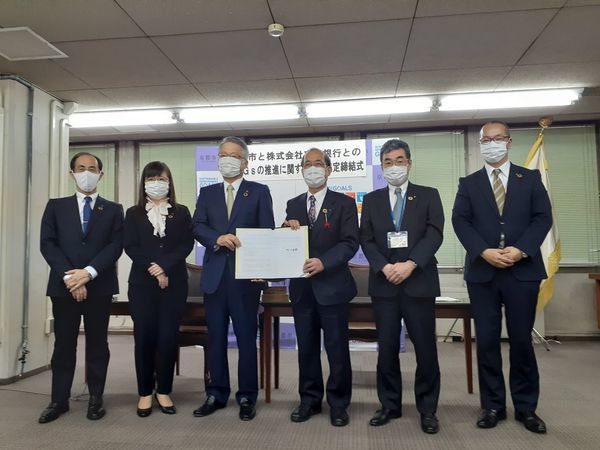 門川市長，土井取締役頭取による協定書締結