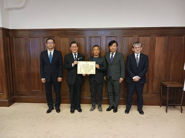 新妍（しんけん）不動産株式会社に感謝状を贈呈
