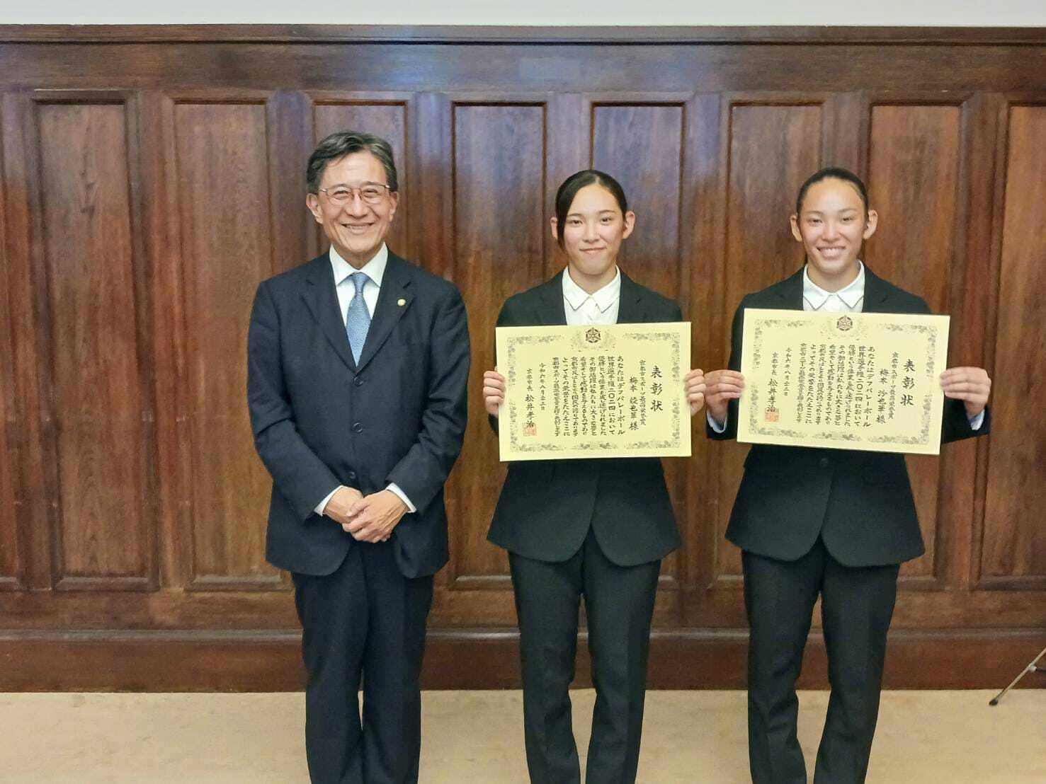 デフバレーボール 梅本綾也華選手・沙也華選手を表彰