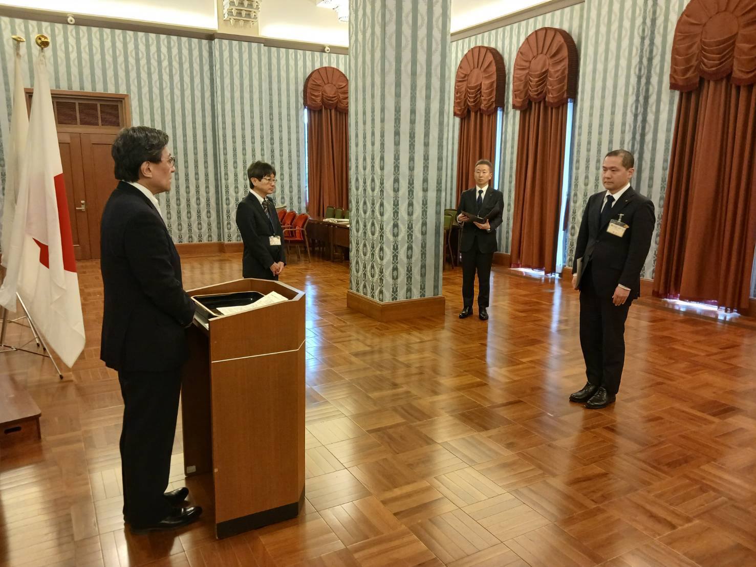 奥井拓史企画監への退職派遣発令の様子