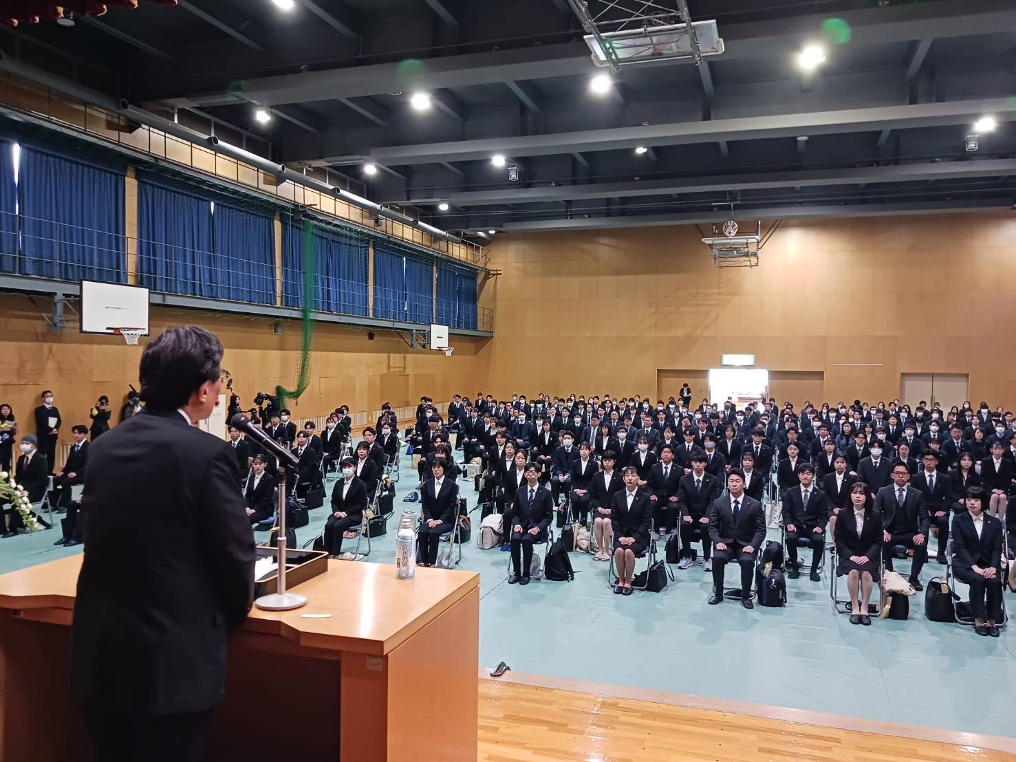 新規採用職員発令式の様子