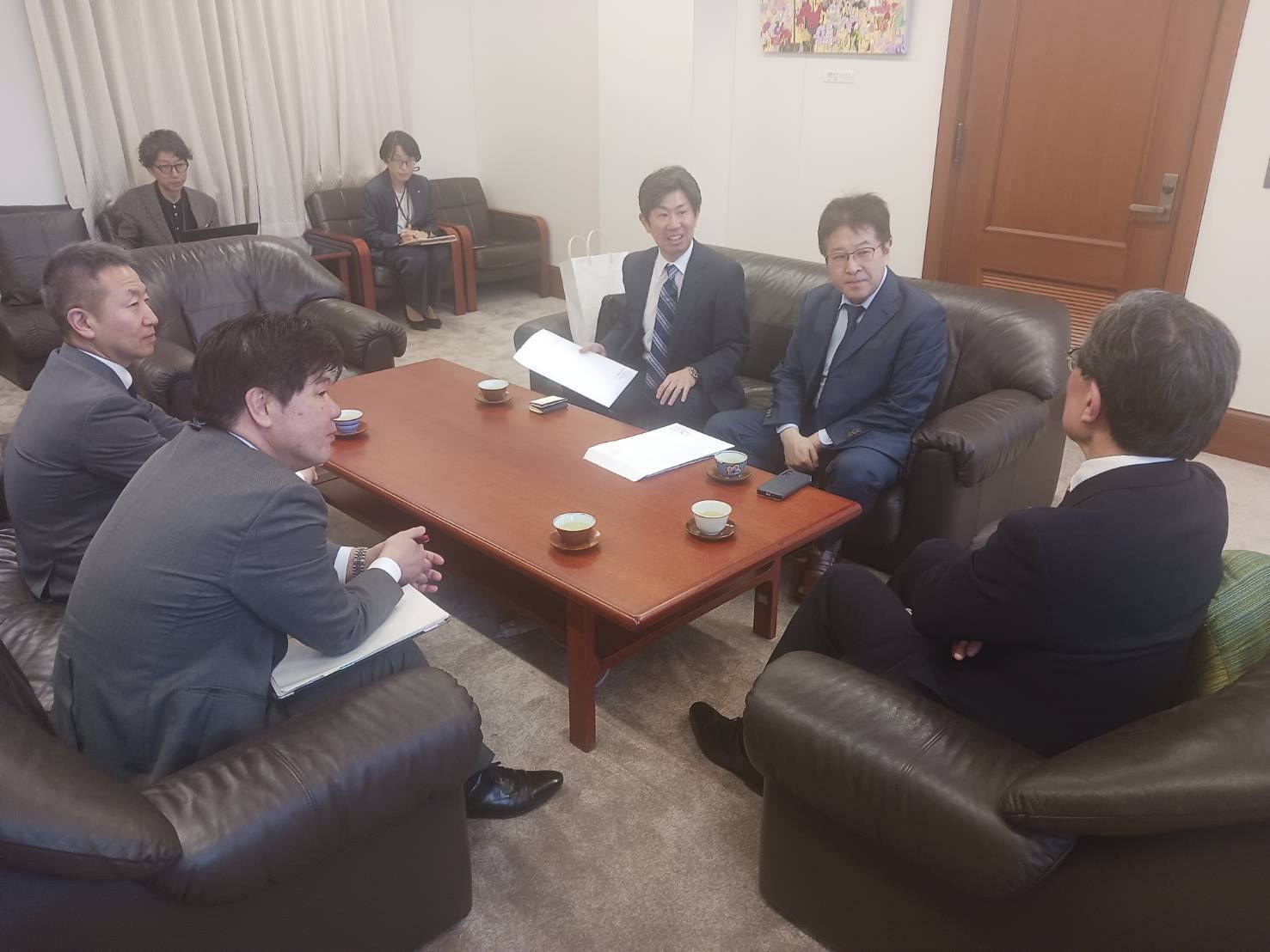 青山社中株式会社 表敬訪問の様子