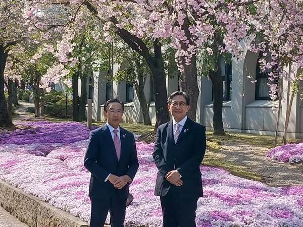 洛星中学・高校同窓会誌「とぅりおんふ」の対談企画の様子