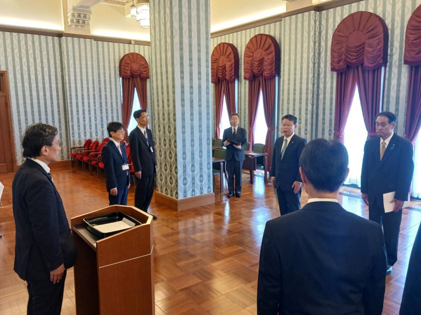 西村義直市会議員　おんづか功市会議員　任命発令式