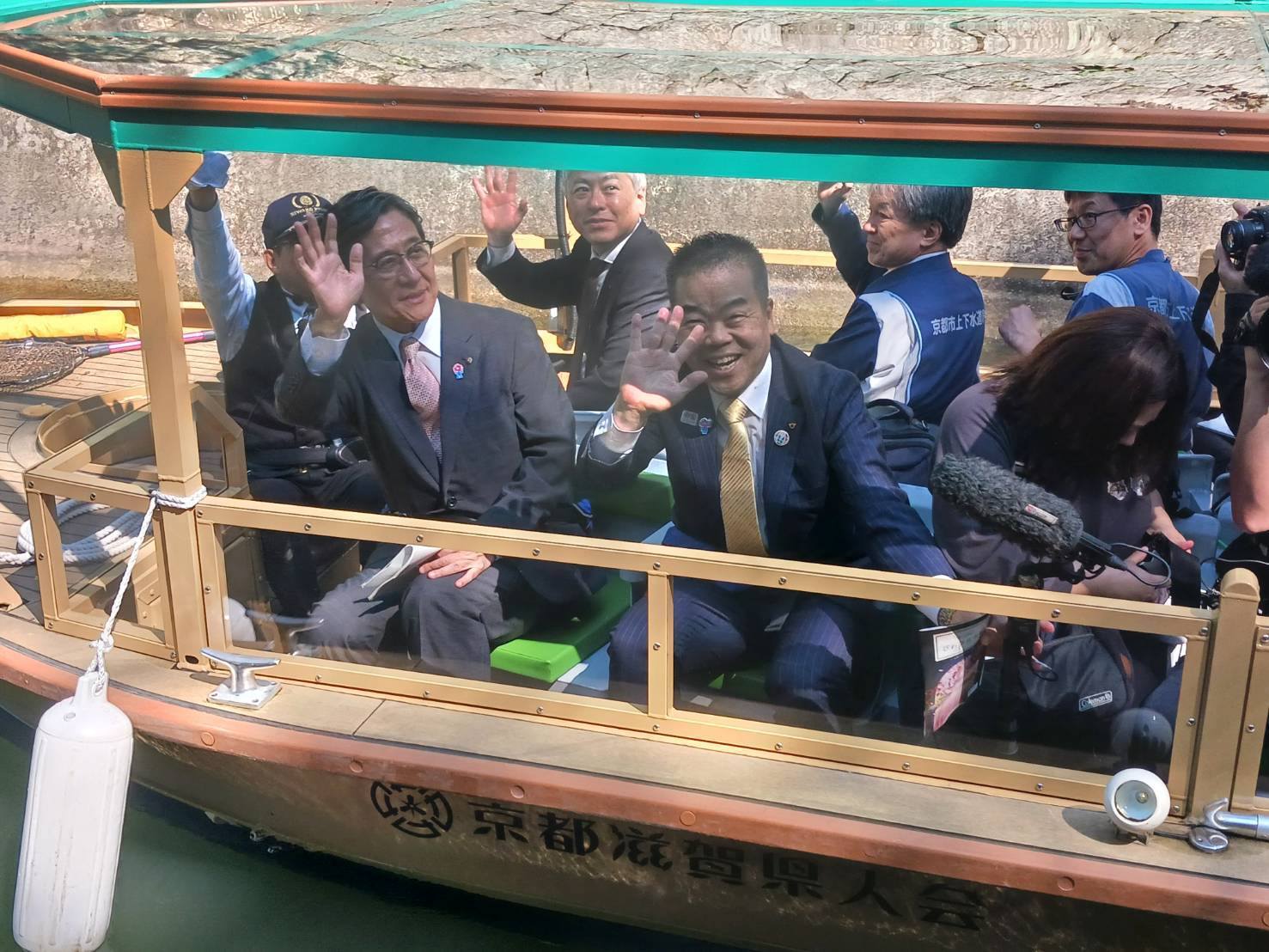 滋賀県知事、大津市長とともにびわ湖疏水船に乗船