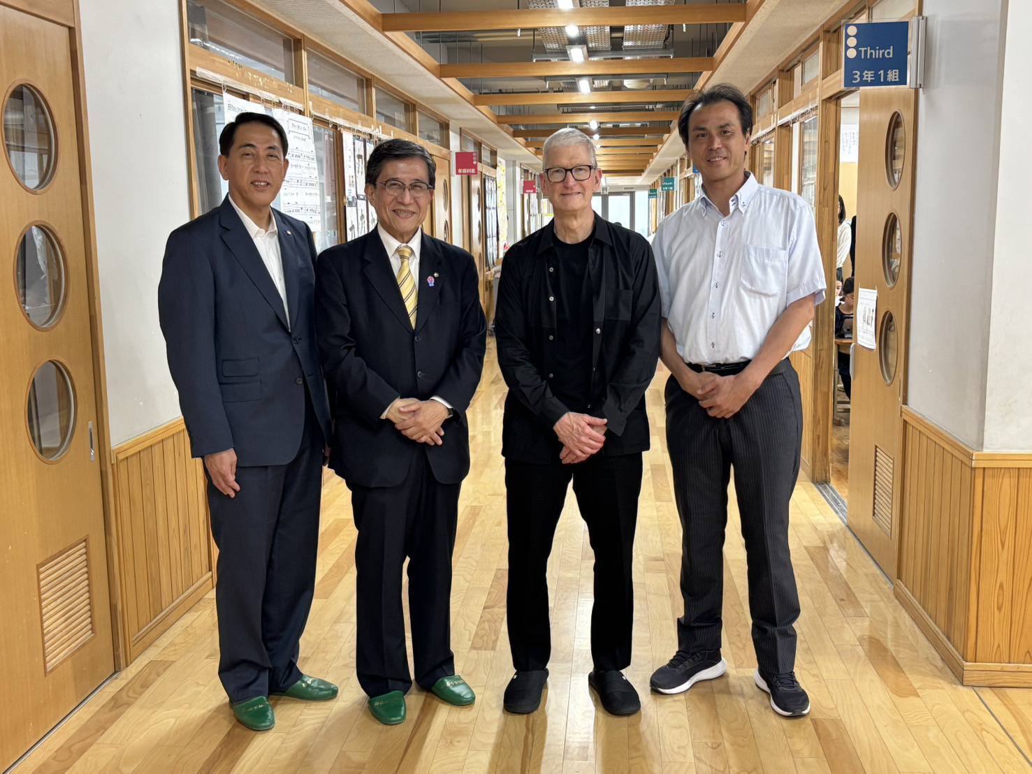 Appleティム・クックCEOによる御所東小学校視察