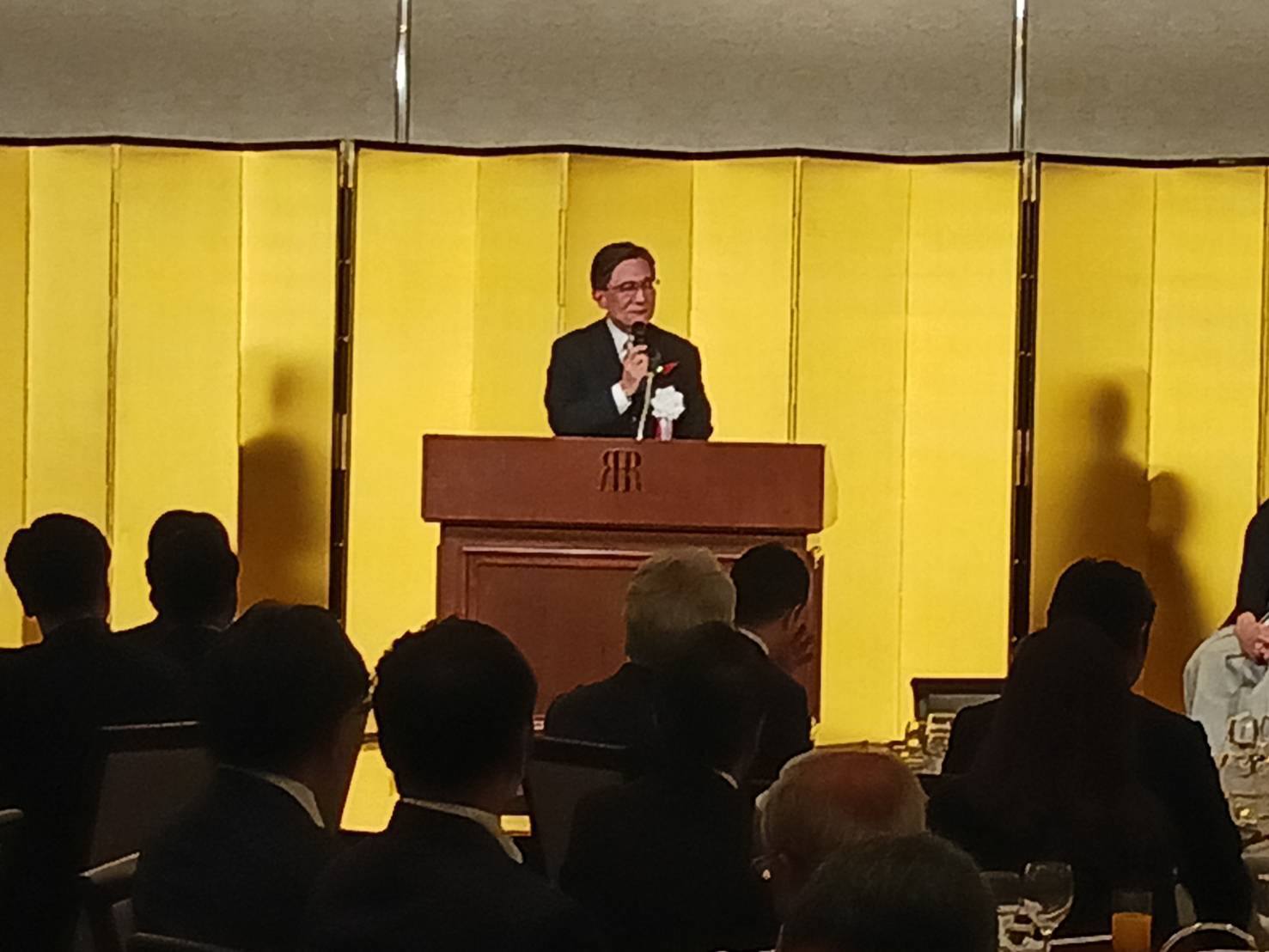 下村あきら京都市会議長の就任祝賀会に出席しました。 下村議長は、京都市消防局の職員として、上京消防署長や下京消防署長をはじめとした要職を歴任され、京都市民の安心・安全のために多大なご尽力を賜りました。 京都市会議員選出後も、長年の実務で培われた豊かな経験を活かし、消防・防災について様々なご提案をいただいています。 下村議長のご功績に心からの敬意と感謝を申し上げるとともに、引き続き、市会議長としてよろしくお願いいたします。