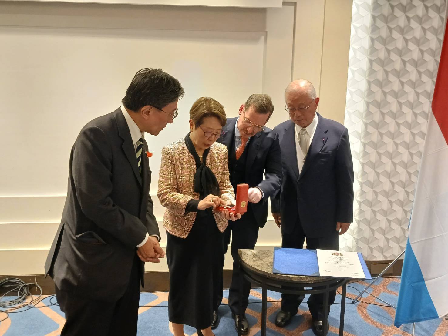 島津製作所服部相談役　ルクセンブルク大公国功労勲章オフィシエ章　叙勲伝達式