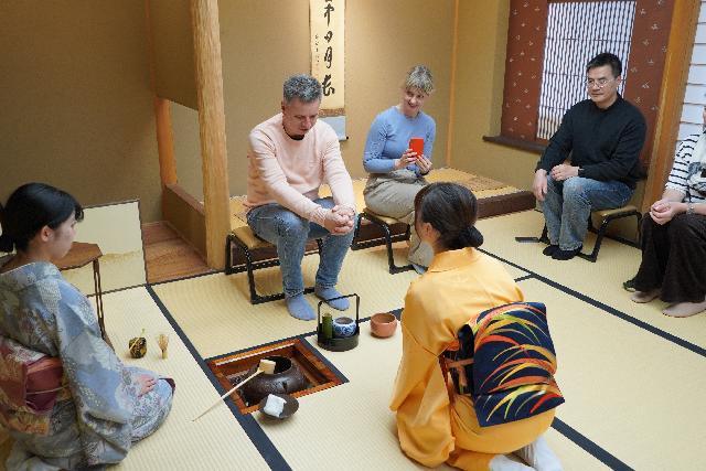 和室での茶会の様子