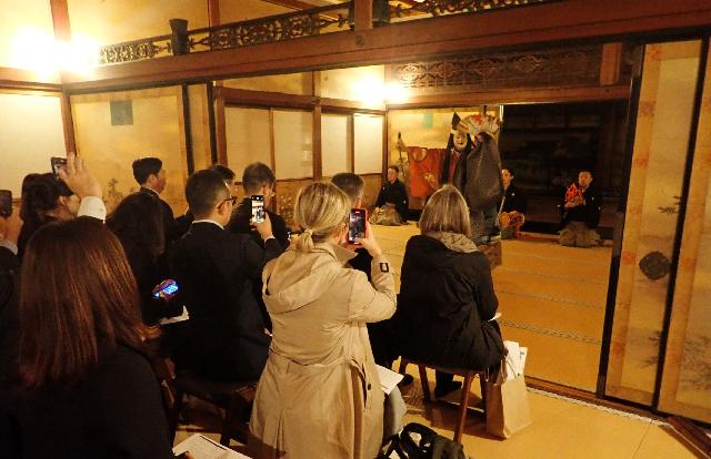 仁和寺での能鑑賞の様子