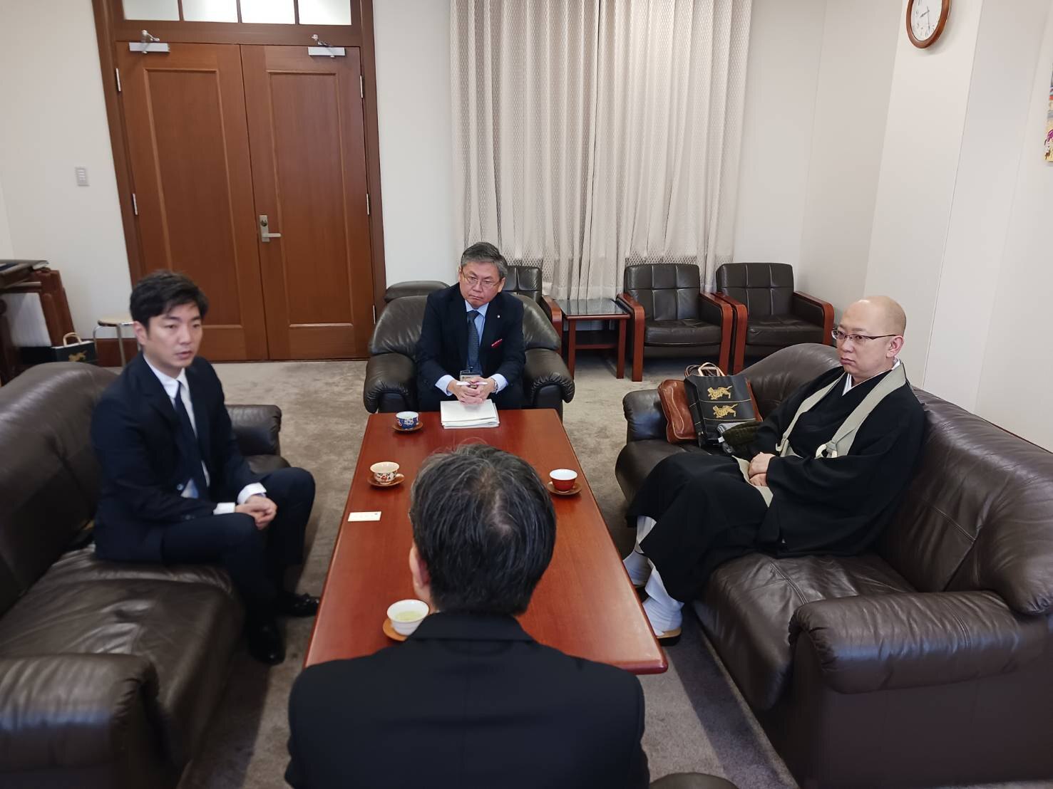 株式会社虎屋黒川光晴代表取締役社長、退蔵院の松山大耕副住職 表敬訪問