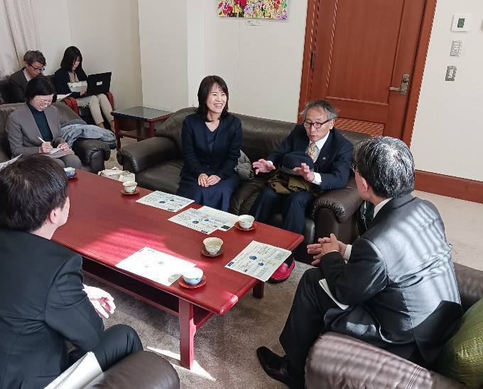 京都大学出口康夫教授、内田由紀子教授、川畑まゆみ課長との懇談