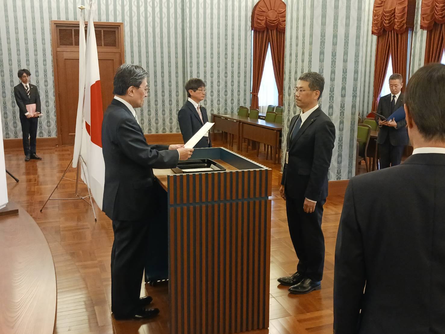 塩山保健福祉部長、石内農林振興室担当部長、堀崎まち再生・創造推進室長退職発令式