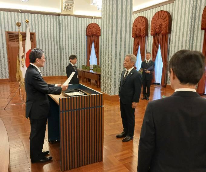 北村公営企業管理者交通局長、西本京都産業技術研究所理事長再任発令式