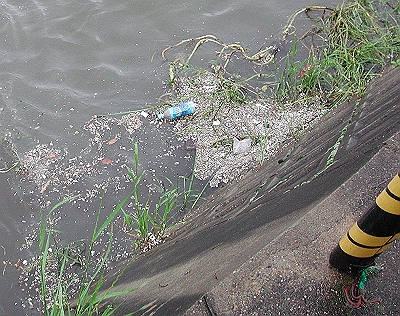 河川にたまったごみ