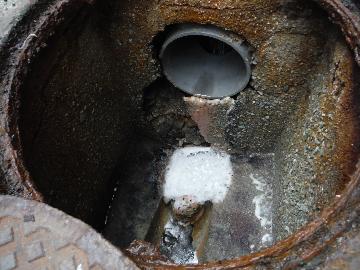 酸性排水で融け、損壊した事業場の下水道管