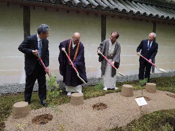 植樹式の様子（二尊院境内地）