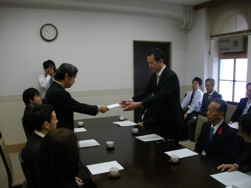 答申手交の場面2