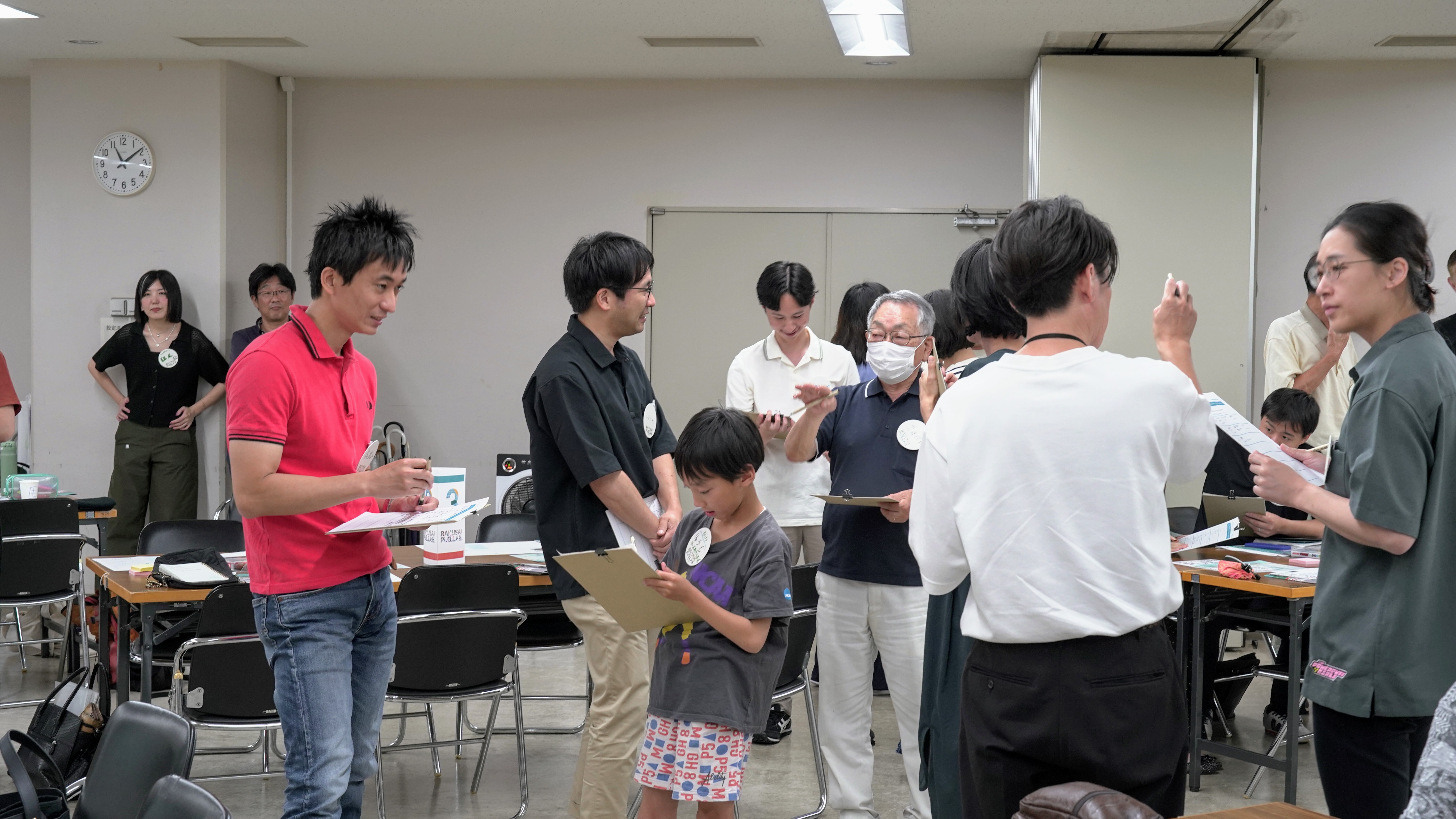 参加者同士でペアインタビューをしている様子の写真（1枚目）