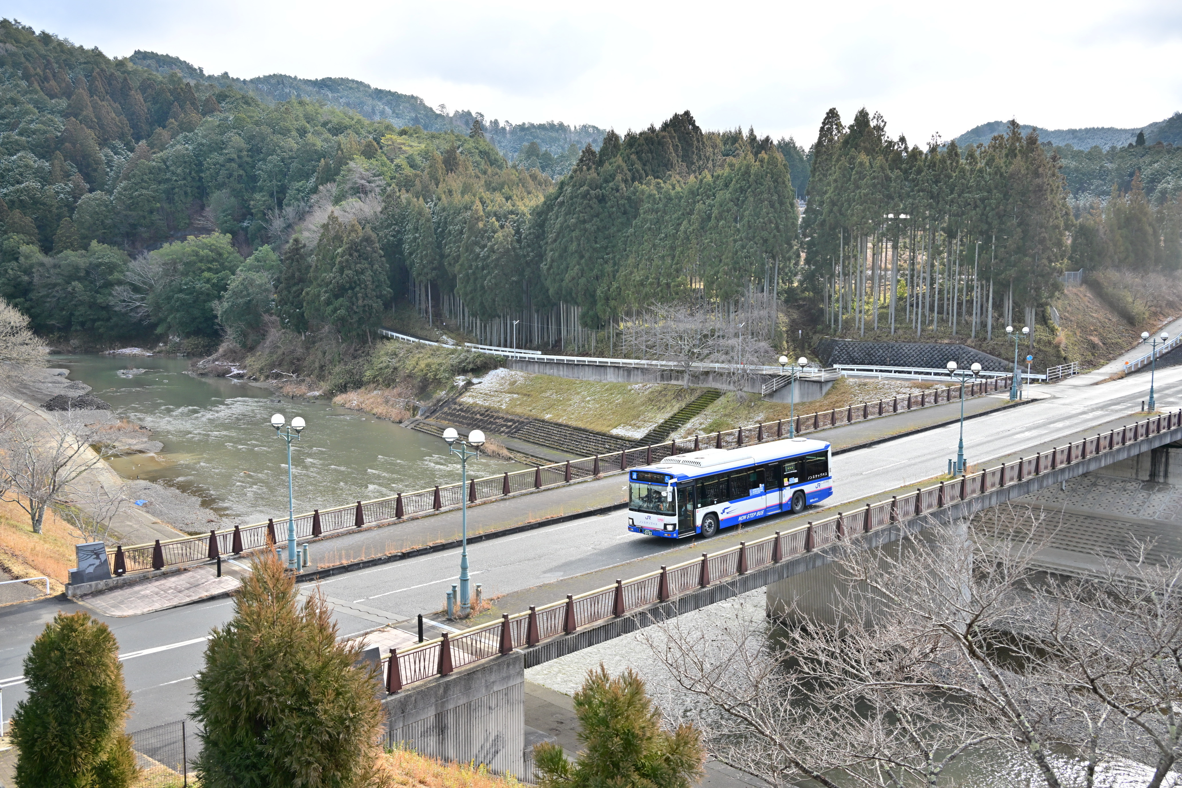 写真作品例（京北橋を渡るバス）