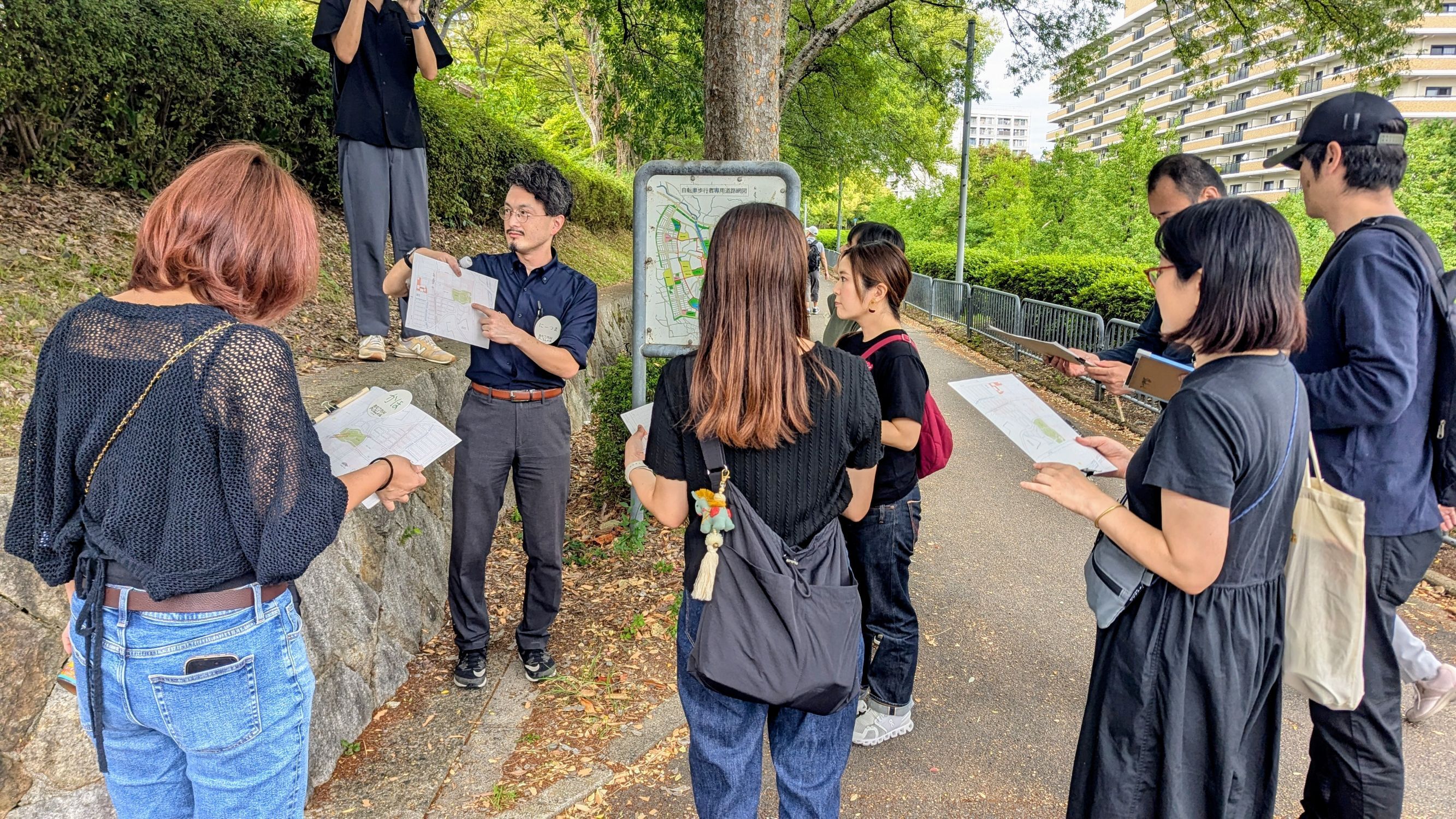 まちを面白がるツアーで境谷学区の現地確認をしている様子の写真