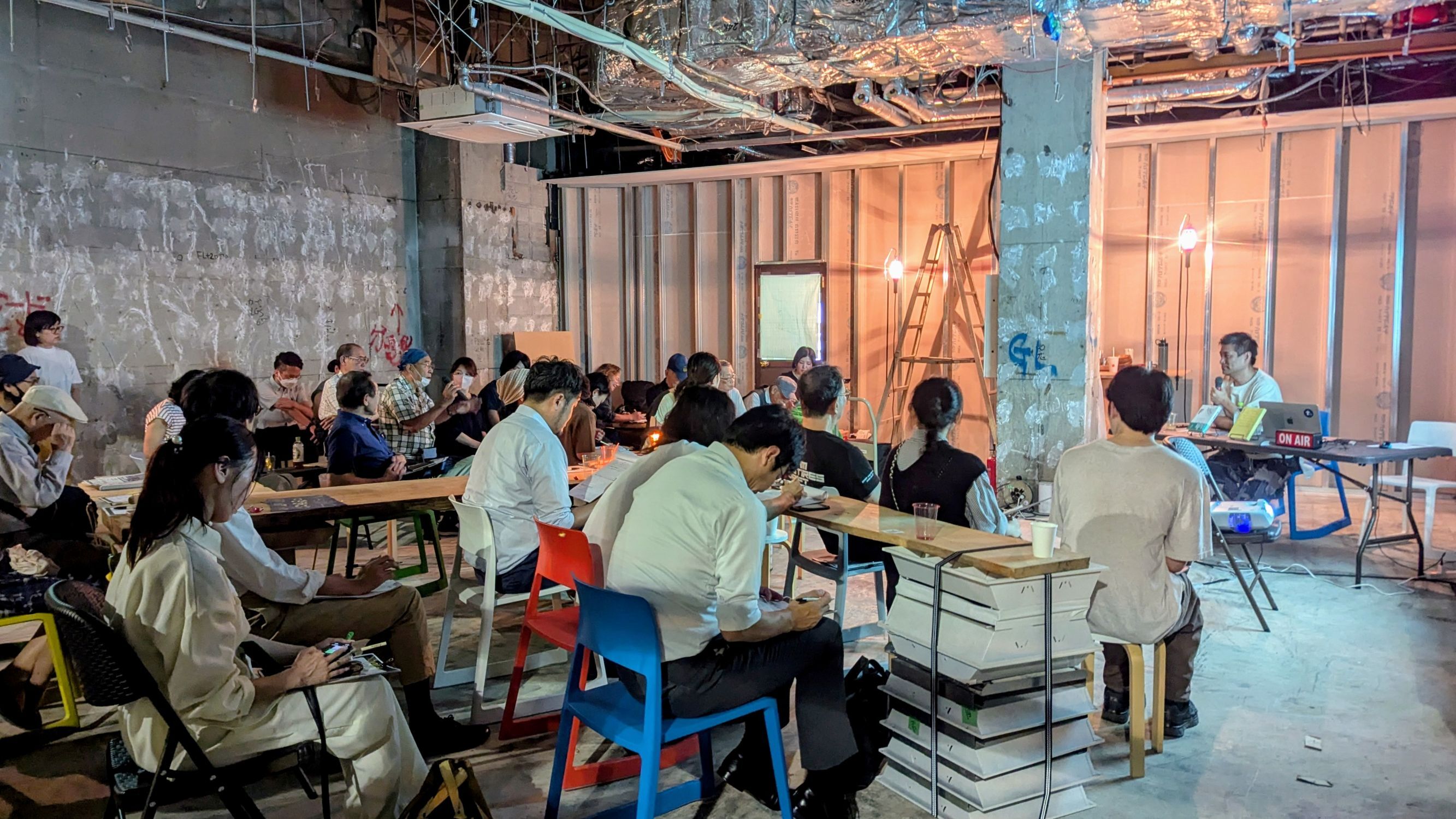 ゲストの山崎さんがトークテーマに沿って参加者へ説明している状況の写真