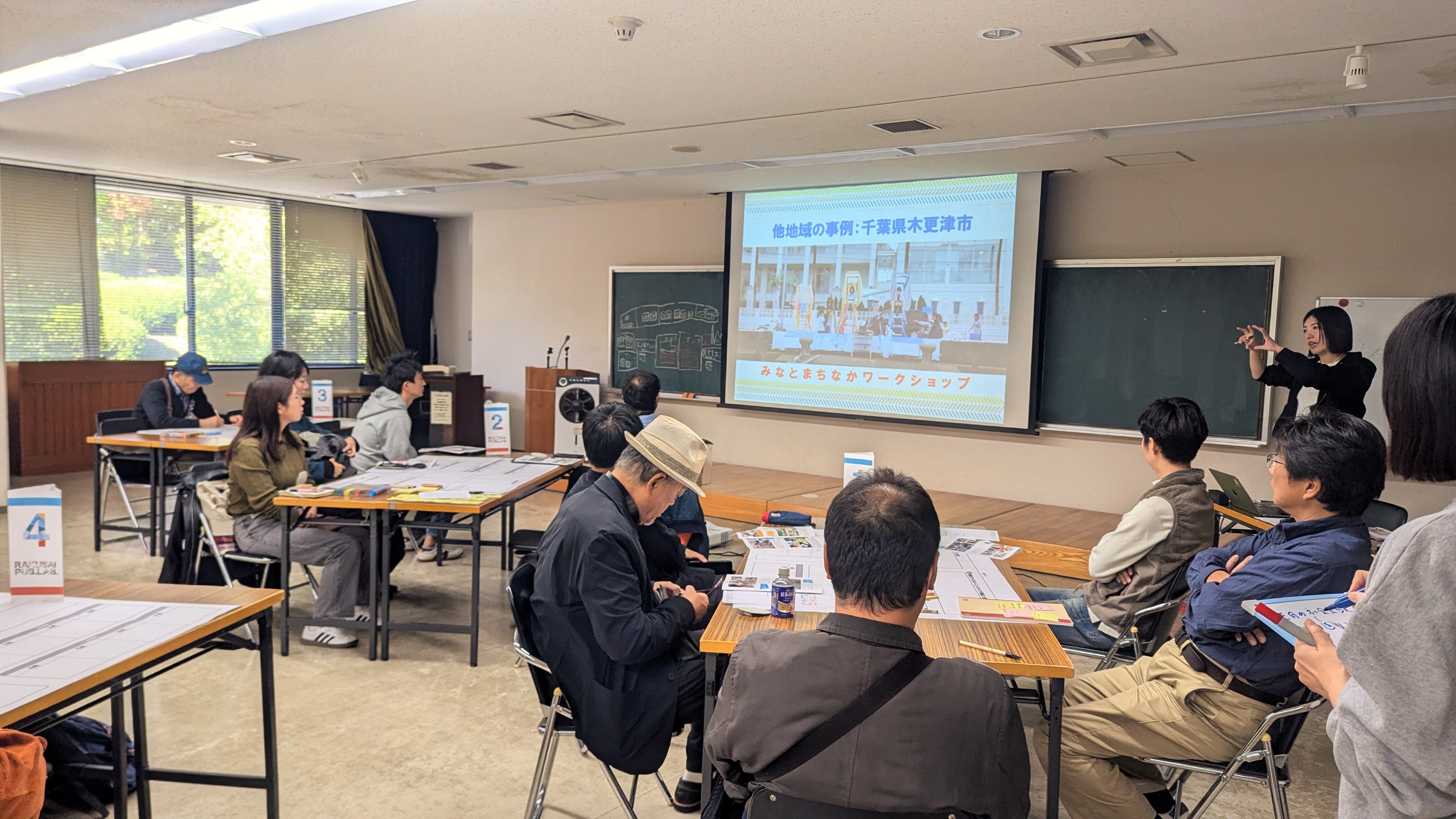 洛西パブラボの参加者が他都市の市民活動事例を学んでいる状況の写真