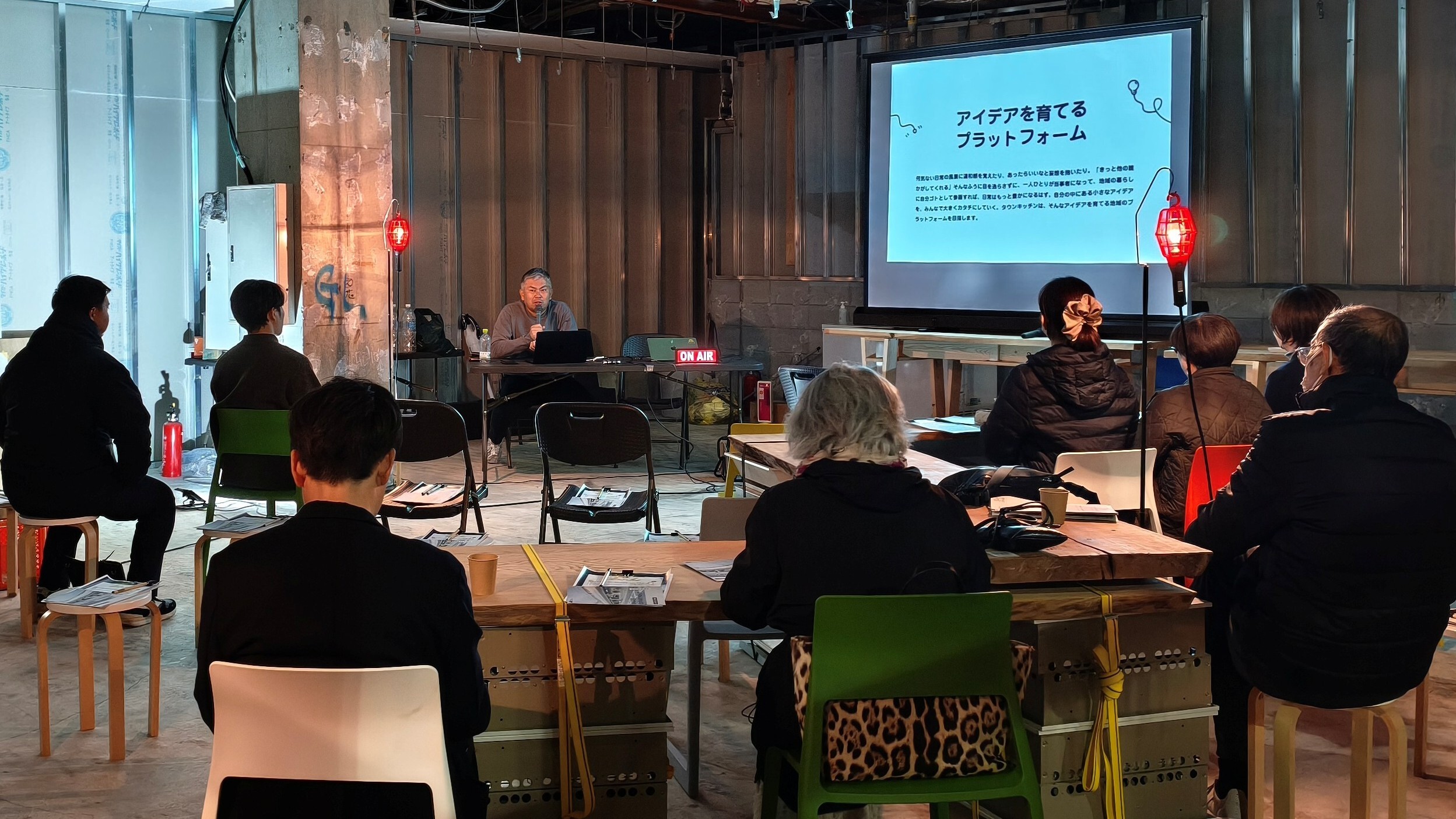 北池さんの説明に参加者が傾聴する状況の写真