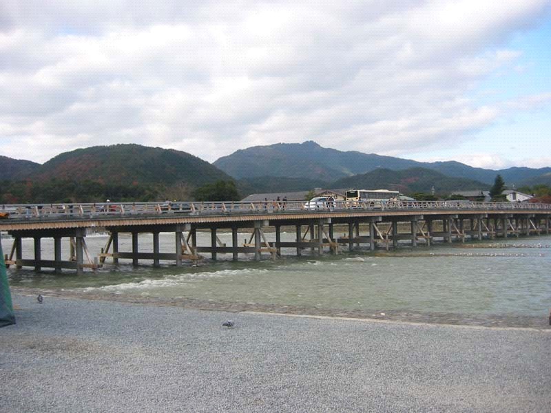 渡月橋と愛宕山