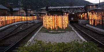 優秀賞「夕暮れの嵐電嵐山駅」