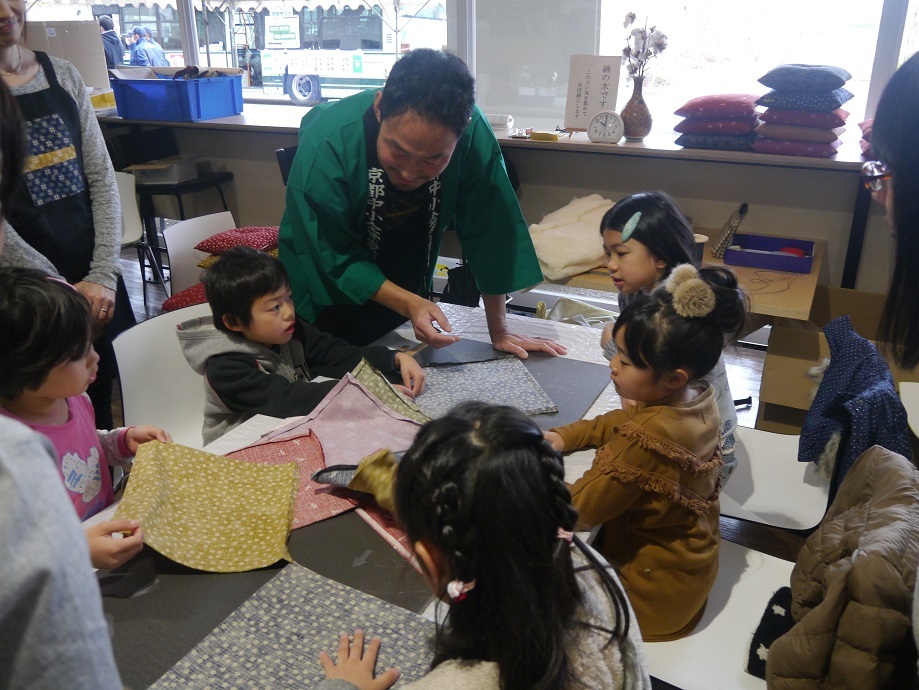 座布団の布地を選ぶ様子