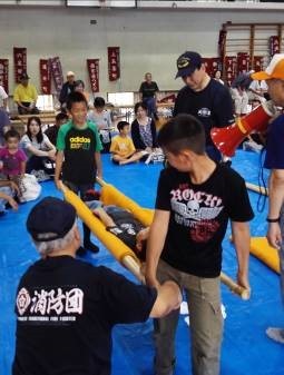 毛布と竹竿を使用した応急担架搬送訓練