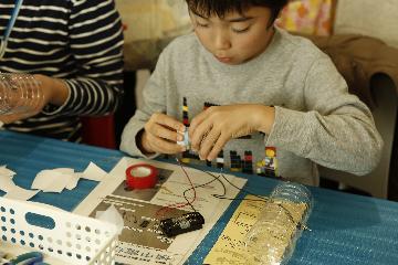 ペットボトルで懐中電灯をつくる様子