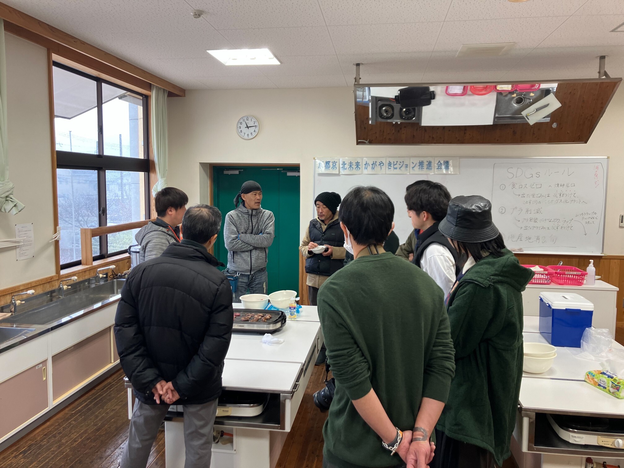 説明を聞く参加者