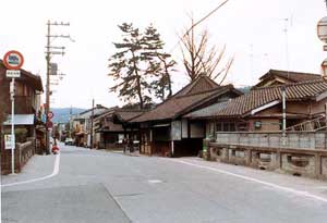 四宮地蔵前の街道と町並み