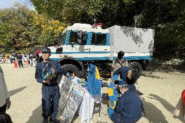 警察救助車両の展示の様子