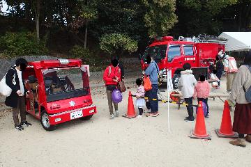 展示したこども用消防車と消防車