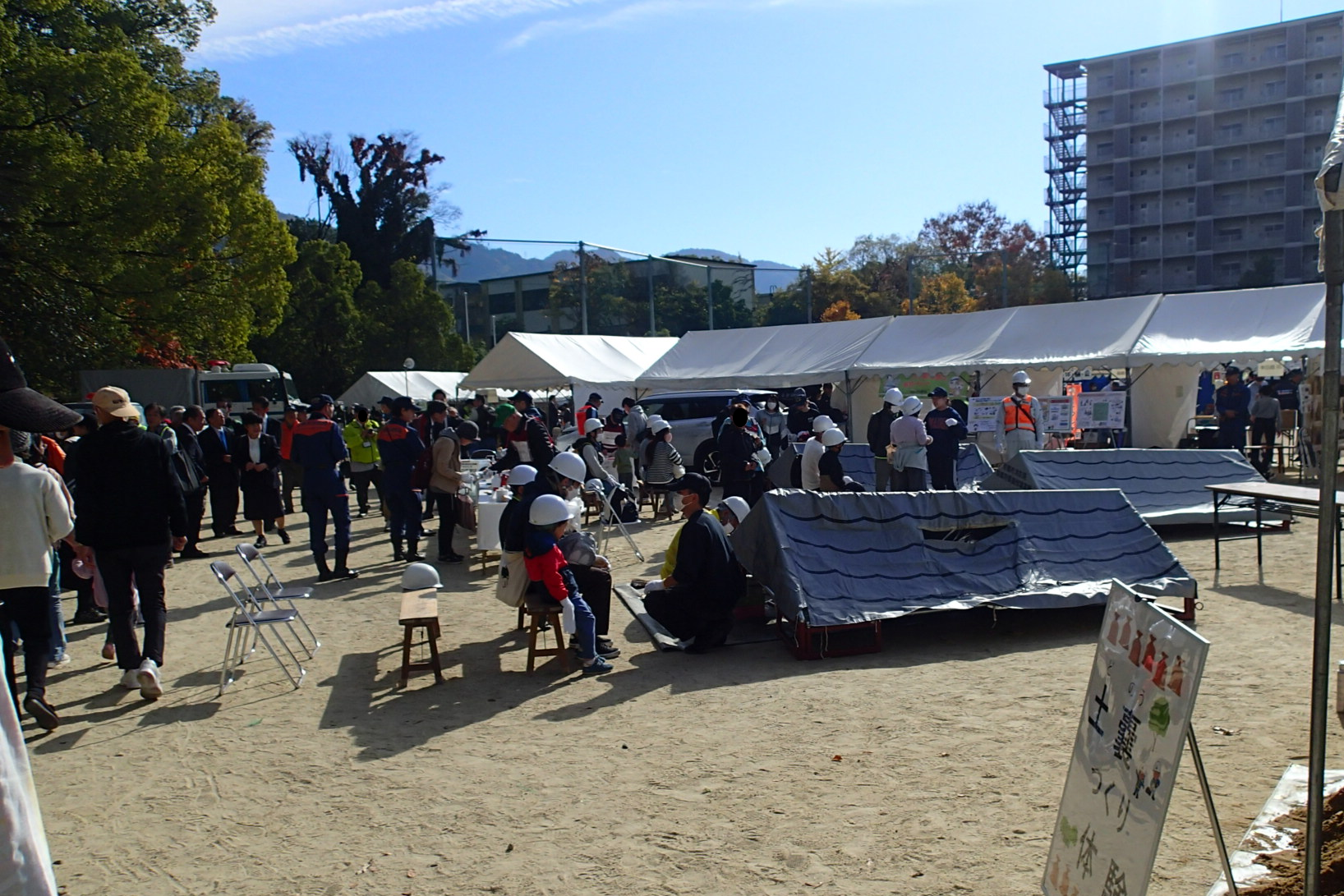 油圧ジャッキの使い方の説明を受ける参加者