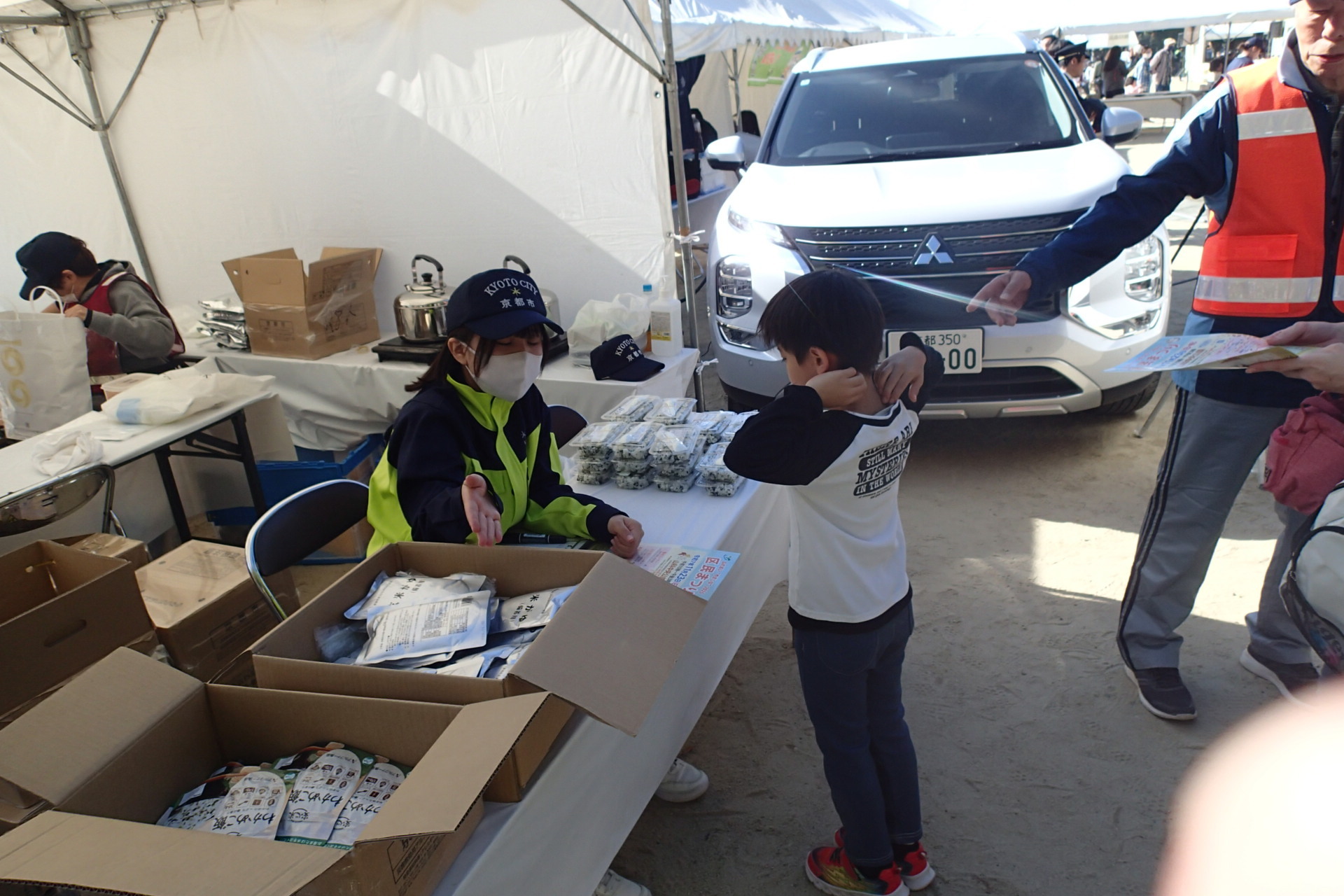 アルファ化米提供の様子